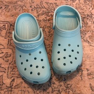 MENS 8 WOMENS 10 - Crocs Clogs